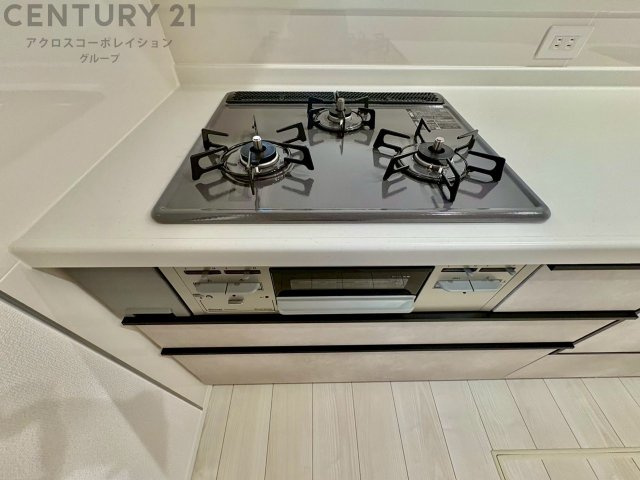 多数の調理器具を同時に使用でき、料理の効率化が可能。省エネで節約になり、様々な料理スタイルに適応できます。また、火力調整が独立しており、手入れや掃除もしやすく、今よりもっとお料理が楽しくなるかも。