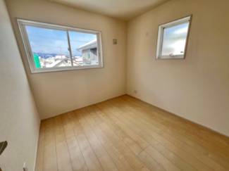 【洋室】 | 紫波町中島字前郷 | 白い壁の部屋は、明るく開放的な雰囲気をつくり広く感じられるのが魅力です