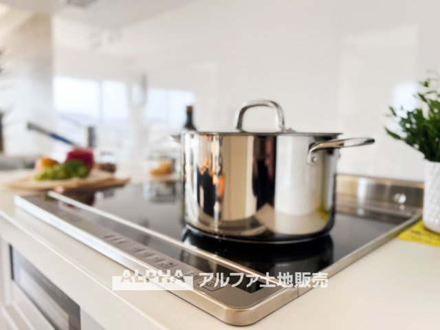MAC羽村コートⅡのキッチン|【IH cooking heater】
◆IHクッキングヒーター◆火を使わず調理できる為、小さなお子様が居ても安心のアイテム。お掃除もサッとひと拭きで綺麗になるので楽チンですね。
