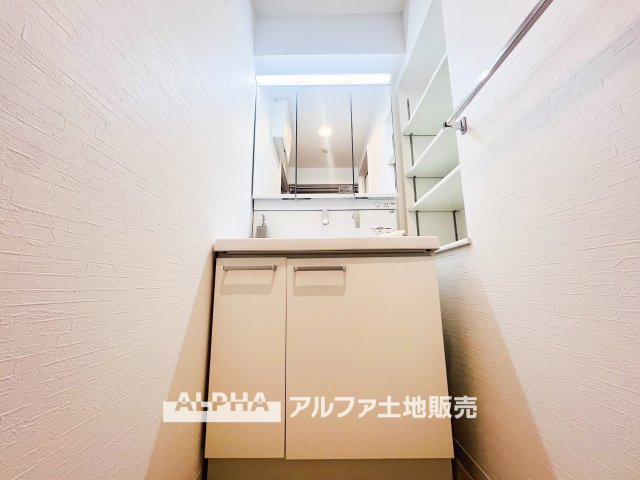 MAC羽村コートⅡの洗面所|【Vanit】◆洗面台◆身支度がしやすい洗面台は、収納力にも配慮した設計。朝の準備から帰宅後まで、家族みんなが使いやすい空間です。
