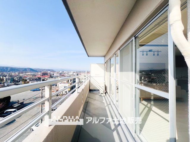 MAC羽村コートⅡのバルコニー|【Balcony】◆バルコニー◆日当たりの良いバルコニーは、洗濯物がよく乾くだけでなく、外の空気を感じながらひと息つける場所。暮らしに心地よい余白をもたらします。