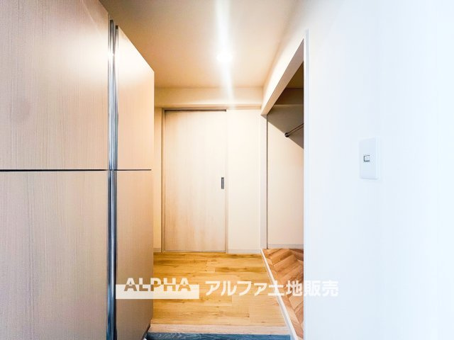 MAC羽村コートⅡの玄関|【Entrance】
◆玄関◆出勤。いってきますの声が楽しげに聞こえてくる。ドアーの音も心地よく爽やかな朝の時間が流れます。