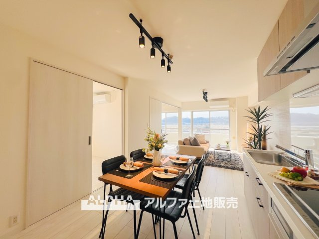 MAC羽村コートⅡの居間・リビング|【cozy living】
◆休日は◆仕事から切り離された家族の為だけの場所でゆっくりくつろぎたい。趣味や、習い事で休日を過ごすも楽しいが、結局はここが安らげる。