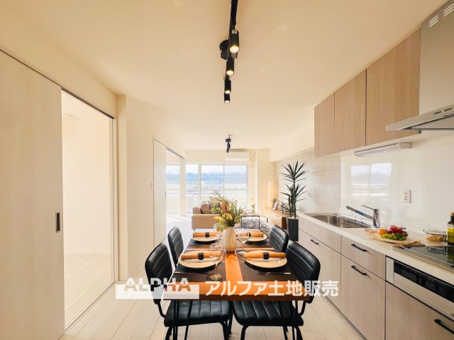 MAC羽村コートⅡの居間・リビング|【A home found by chance】
◆偶然見つけた物件で◆思わぬ空間を手に入れたい。愛を育み、人と出会い、新たな命に恵まれる。そんな未来を創造してぬくもりのある住空間を君と共有したい。