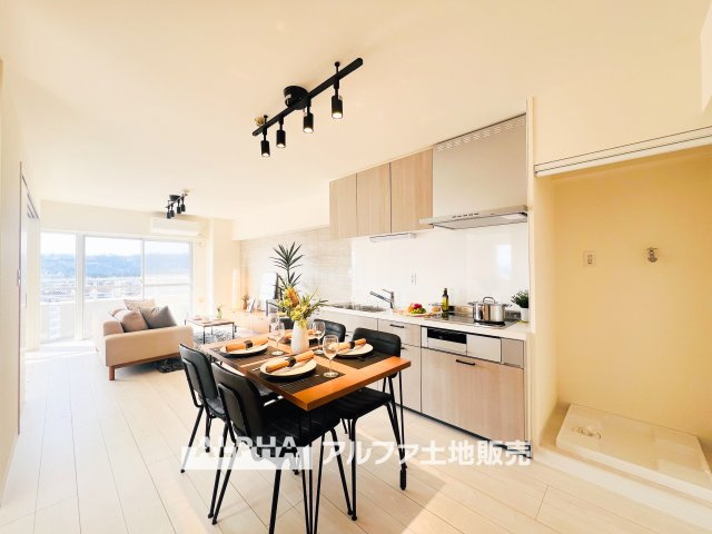 MAC羽村コートⅡの居間・リビング|【restful residence】
◆日々の暮らしの中で◆少し照明を意識すると住空間がよくなり安らげる住まいへと変わって行く。ダウンライトの明かりと、広い空間で家族の暮らしが向上する。