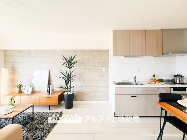 MAC羽村コートⅡの居間・リビング|【Cherish the time】
◆君との時間は◆リビングで、食卓で、寝室で、どこにいても楽しめる。居心地の良い空間の中で質のいい安らぎを求めたい。