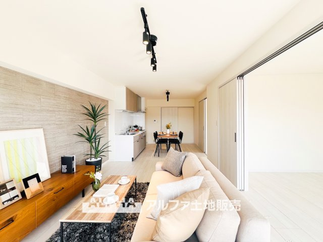 MAC羽村コートⅡの居間・リビング|【The world which dozes】
◆サンサンと◆差し込む太陽の光がこのリビングに笑いをもたらす。ソファの上のクッションがポカポカした暖気にぬくぬくと微睡んでいる。