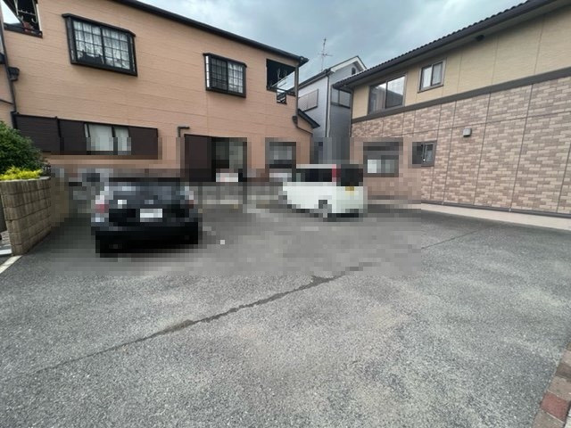 フローレンスの駐車場