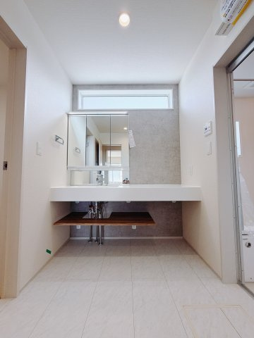 【新築戸建】前橋市高花台2丁目の独立洗面台|■洗面室｜大きな鏡で朝の身支度もラクラク♪毎日の忙しい準備が楽しくなる洗面所です(^^♪
