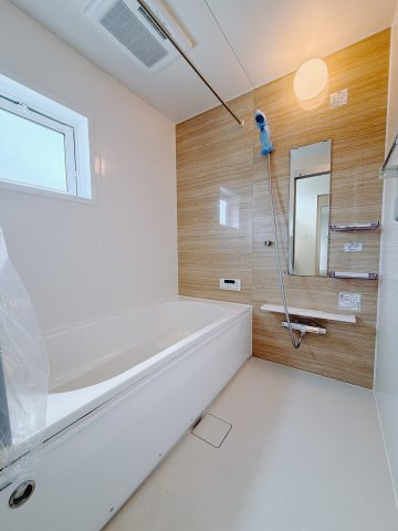 【新築戸建】前橋市高花台2丁目の浴室|■浴室｜ゆったり足を伸ばせるサイズの浴室(*＾＾*)　夜間のお洗濯や、雨の日のお洗濯に大活躍の浴室暖房乾燥機付き！お子さまとの入浴の際に嬉しいエコベンチ浴槽付きです♪