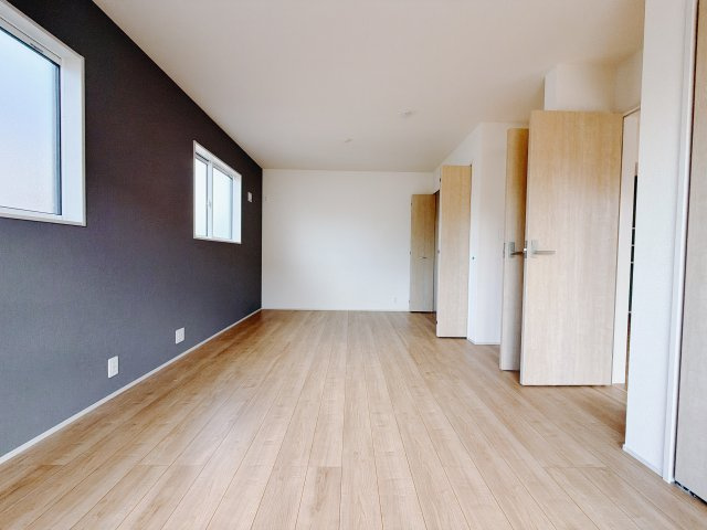 【新築戸建】前橋市高花台2丁目の寝室|■主寝室｜お洒落なアクセントカラーが入っているので、シックな雰囲気になっております。落ち着いた雰囲気で夜はよく眠れそうですね