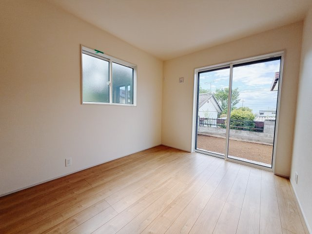 【新築戸建】前橋市高花台2丁目の洋室|■1階洋室｜階洋室には大きな窓をご用意しています。日中はあたたかな日差し差し込み自分時間も充実できますね＾＾
