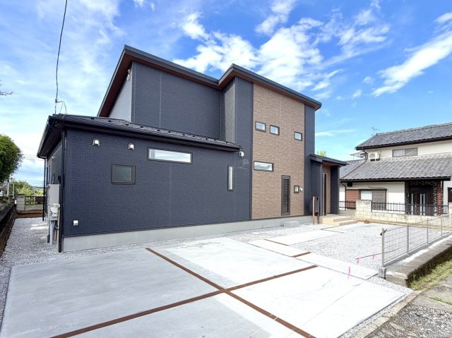 【新築戸建】前橋市高花台2丁目の外観|■外観｜陽だまりのリビング、家事らくキッチンのお家、ついに完成！永く住むほどに愛着を深める、味わい豊かなデザインです。完成したばかりの新築を、一度ご覧になってみませんか？