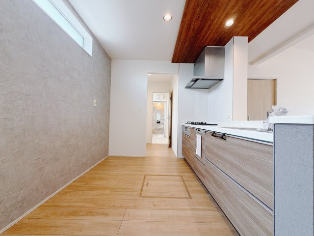【新築戸建】前橋市高花台2丁目のキッチン|■キッチン｜ワークトップの幅が広く、お子様といっしょにお料理をつくったり、ちょっとしたパーティーも楽しめます。フラットなのでお掃除がしやすいのもポイントです♪