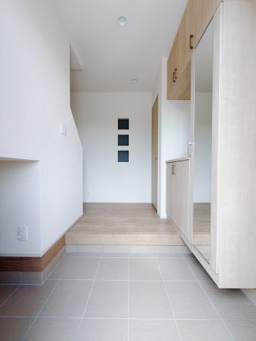 【新築戸建】前橋市高花台2丁目の玄関|■玄関｜毎日の「いってらっしゃい」や「お帰りなさい」を大切なご家族と過ごす玄関は〈使いやすさ〉を追求しております。玄関横の物入は急な来客時でもさっとお片付けできるスペースを確保しています。