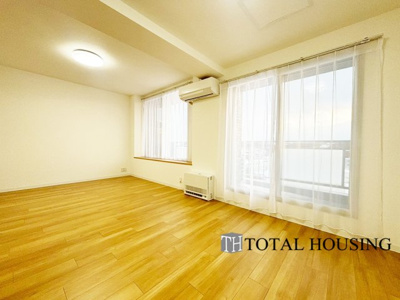 【居間・リビング】 | コープ野村南郷アネックス | 団らんの時を楽しみ、思い思いの時間を充実させるために欠かせないリビング。ご家族皆さまでゆったりとお寛ぎになれるよう、採光や通風を確保した心地良い空間となっております。