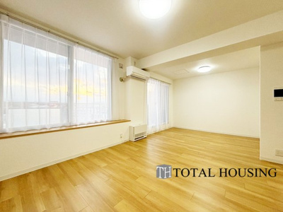 【居間・リビング】 | コープ野村南郷アネックス | 南西向きに大きく開いた窓からは、明るい陽射しが射し込みます。
爽やかな風が吹き抜ける心地良いリビングには、自然と家族が集まります。