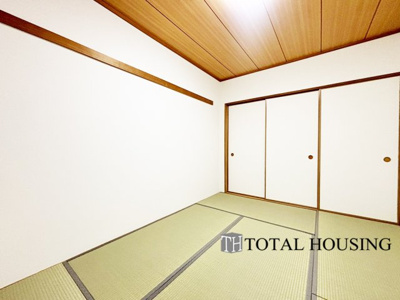 【和室】 | コープ野村南郷アネックス | 和室　約6.0帖
LDKと隣接した和室は、リビングから目が届く場所なので、お子様の遊び部屋・お昼寝スペースとして使うのもオススメです♪