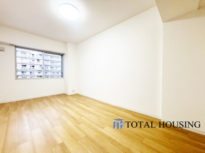 【洋室】 | コープ野村南郷アネックス | 洋室　約8.1帖
心と体をゆったりと安らげる洋室。お部屋のゆとりが大きい分だけ、暮らしの安らぎは深まります。次の日を心地よく迎えたいから、頑張った自身の心と体を労わる設計へ。