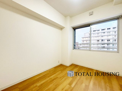 【洋室】 | コープ野村南郷アネックス | 洋室　約4.6帖
シンプルな内装はどんな家具ともぴったり。お好みのテイストに仕上げていくのも楽しみの一つです。