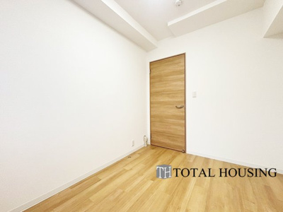 【洋室】 | コープ野村南郷アネックス | 洋室　約4.6帖
建具とフローリングの優しい木目がナチュラルで木の温もりに包まれた明るい空間を演出します。