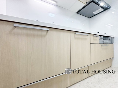 【キッチン】 | コープ野村南郷アネックス | LDKを広く使え、料理に集中することができる壁付けタイプのキッチンです。上下に収納が設けられ、調理用品や食器類をすっきりと収納できます◎