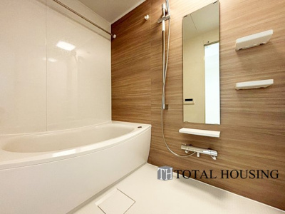 【浴室】 | コープ野村南郷アネックス | 一日の疲れを癒してくれる場所なので、快適に過ごして頂く為にゆったりサイズのバスタブを用意しました。是非半身浴をお楽しみ下さい。