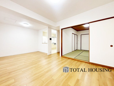 【居間・リビング】 | コープ野村南郷アネックス | LDKに隣接する和室は、襖を開放すればLDKと繋がります。夜間は個室にスイッチすることも可◎ご家族のライフステージに合わせた空間を創ることができる便利なお部屋です！