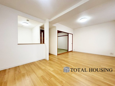 【居間・リビング】 | コープ野村南郷アネックス | 柔らかな色合いのフローリングと清潔感の溢れるクロスが明るい空間を創り出しているリビングダイニング。憩いの場に相応しく、ここで楽しむ家族の時間が絆をより深めてくれそうです。