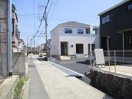 広島市佐伯区八幡1丁目　新築一戸建て(全6棟)の前面道路含む現地写真
