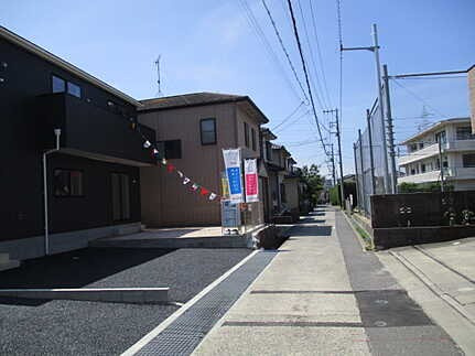 広島市佐伯区八幡1丁目　新築一戸建て(全6棟)の前面道路含む現地写真