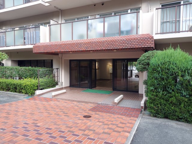 ジャルダン宝塚中山台弐番館A棟のエントランス