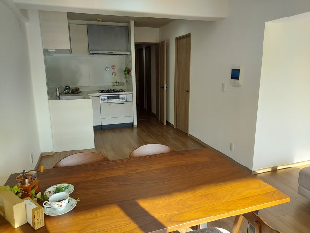 ジャルダン宝塚中山台弐番館A棟の居間・リビング