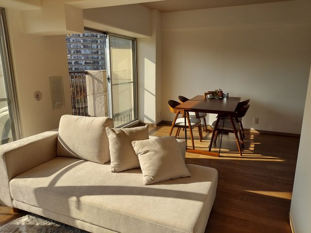 ジャルダン宝塚中山台弐番館A棟の居間・リビング