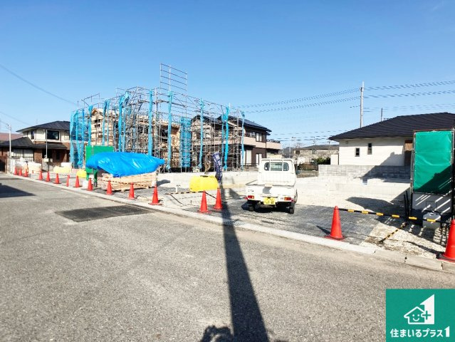 加東市上滝野　新築一戸建ての前面道路含む現地写真|周辺は落ち着いた街並みの住宅地！子育てがしやすい住環境です！まだ未完成ですが、現地でしかわからない事もございます。是非一度ご覧ください。