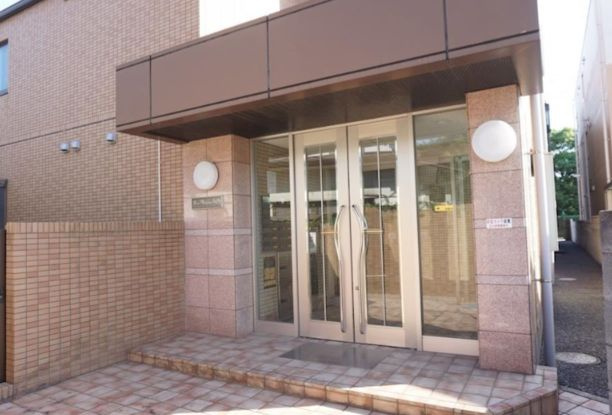 ピュアメゾンティーアンドワイのエントランス