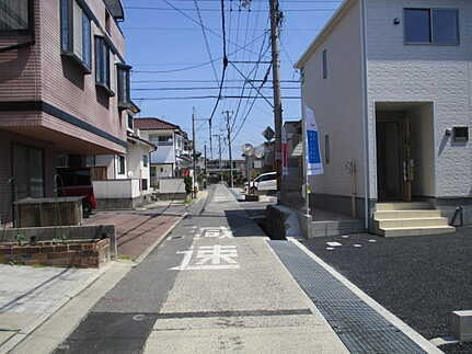 広島市佐伯区八幡1丁目　新築一戸建て(全6棟)の前面道路含む現地写真