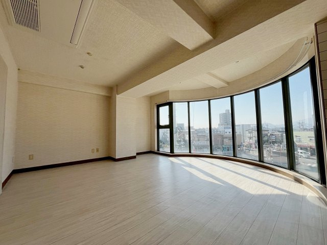 メゾンド中山の居間・リビング|こちらの居間で趣味の時間をお楽しみください