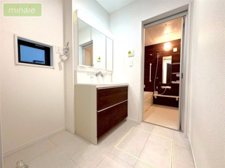 【独立洗面台】 | ショッピングモール近く　食洗機付　LDK19帖　1号棟　浜町 | 同タイプ　忙しい朝も快適な洗面スペース