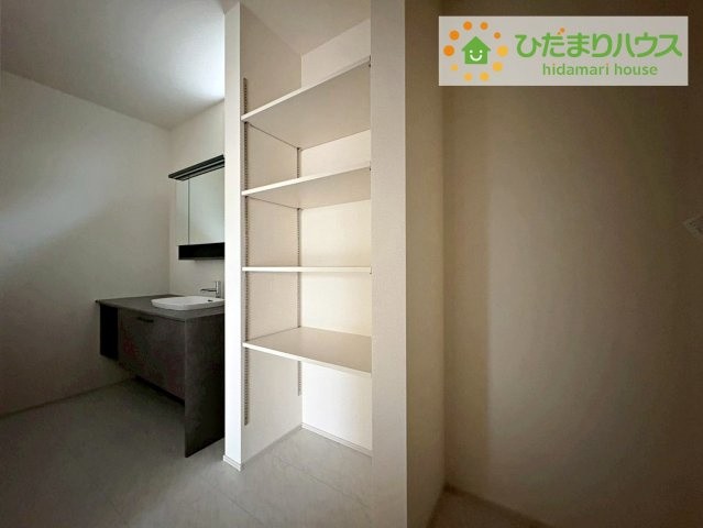 常陸大宮市中富町第3　新築戸建　2号棟の独立洗面台|三面鏡の大きな鏡は憧れます(^^♪ 鏡の後ろは収納となっていて、細かいものでも収納できるのでスッキリと整理できます！