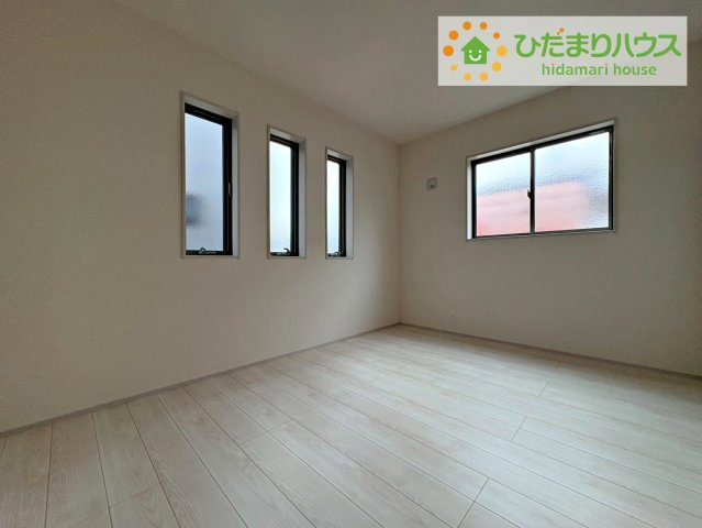 常陸大宮市中富町第3　新築戸建　2号棟の寝室|広めの主寝室は、ベッドの他にもパソコンデスクやドレッサーなども置けちゃいます(*^-^*)