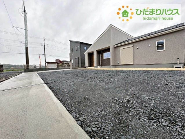 常陸大宮市中富町第3　新築戸建　2号棟の駐車場|マイホームなら駐車場代がかかりません。しかも、自宅の駐車場で洗車ができます！今までコイン洗車に行っていた手間も省けて、節約にもつながります(^^♪