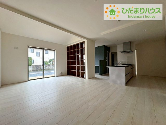 常陸大宮市中富町第3　新築戸建　2号棟の居間・リビング|リビング大きな窓からは、暖かな日の光が降り注ぎます・・・
