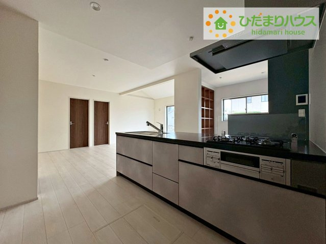 常陸大宮市中富町第3　新築戸建　2号棟のキッチン|カウンターは少し高くなってますので、手元が隠れて来客からは見えにくくなってます♪