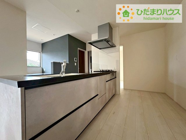 常陸大宮市中富町第3　新築戸建　2号棟のキッチン|3口コンロと収納豊富なキッチンで、ママの毎日のお料理もはかどります☆