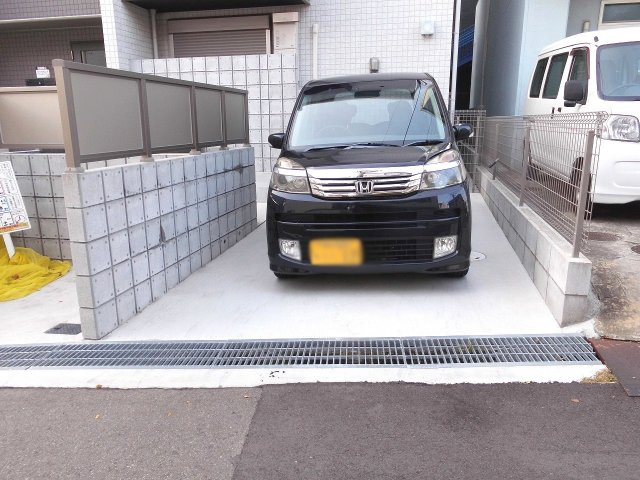 明石エヌエムスワサントユイットの駐車場