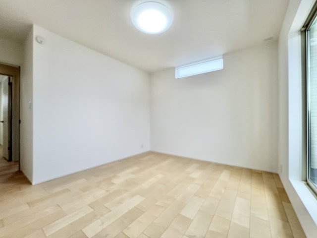 中央区入野町の洋室|2階 7.5帖の洋室です。広々としておりとても明るく、主寝室にピッタリのお部屋です。