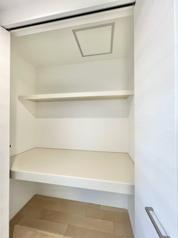 中央区入野町の収納|2階 トイレの横にある収納になります。お掃除道具や日用品のストックなどに活用していただけるスペースです。