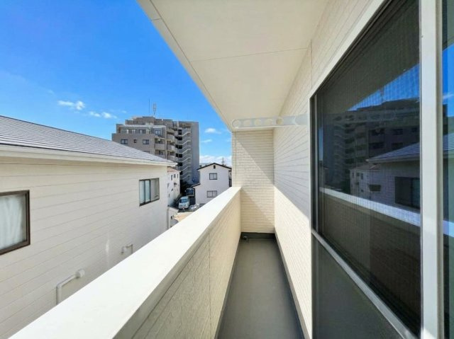 中央区入野町のバルコニー|陽当たりの良いバルコニーになります。お天気の良い日は、気持ち良く沢山の洗濯物が干せますよ☆