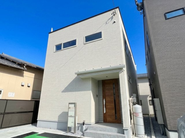 中央区入野町のその他|青空に白い外壁が映える4LDK物件です。